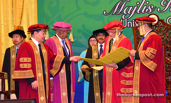 GREAT HONOUR: Head of State Pehin Sri Abdul Taib Mahmud receiving his Instrument-of-Appointment as chancellor of University College of Technology Sarawak (UCTS) during the university’s inaugural convocation at RH Hotel in Sibu yesterday. Taib, who is the first chancellor of UCTS, is accompanied by UCTS Council chairman Dato Sri Wong Soon Koh (second from left), Chief Minister Datuk Patinggi Tan Sri Adenan Satem (third from left) and UCTS vice-chancellor Professor Dato Dr Abdul Hakim Juri (right). 