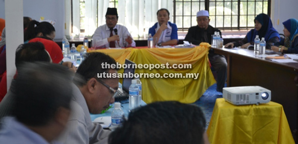 AMANAT: Abang Rabaiee (kiri) menyampaikan amanat sambil diperhatikan Azrul (tengah) serta yang lain semasa menangguhkan bengkel berkenaan semalam.