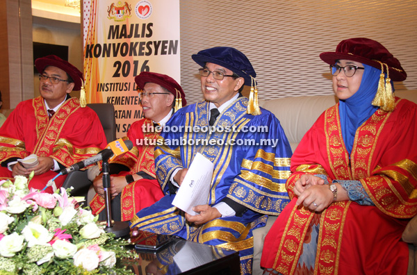 PERJELAS: Dr Jamilah (kanan) bersama (dari kiri) Ellam, Dr Sim dan Dr Hilmi pada sidang media di Kuching, semalam.