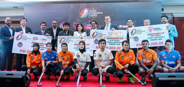 Malaysian Hockey Confederation president Datuk Seri Subahan Kamal (fifth right) with sponsors, officials and players in a ceremony yesterday. — Bernama photo