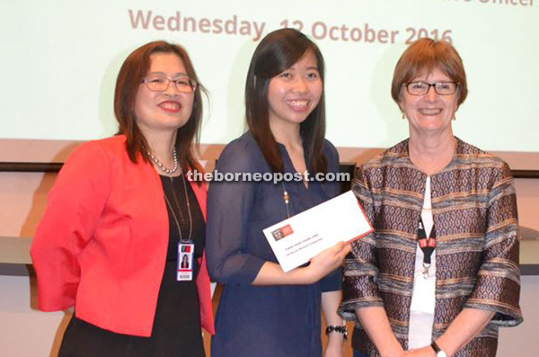 Choo (centre) with her award flanked by Janet (right) and Swinburne Sarawak Faculty of Language and Communication academic director and acting Dean Datin Enn Ong.