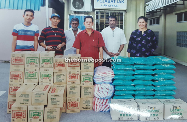 Lim (third right) seen with members of IAK and others at the IAK office to hand over foodstuff recently.