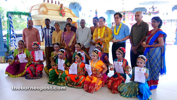 (Standing from fifth left) Dr Anbalagan, Lee and Thin Hin with MHS members and the Barathanatyam dancers.