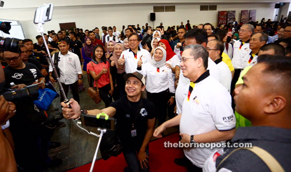 Obliging for a wefie during ‘Lan Berambeh’ at PWTC are Abang Johari (background, centre), Nancy (third right) and Fadillah (second right).