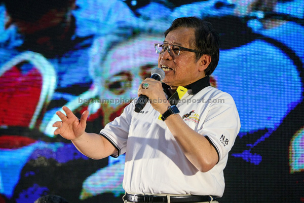 Abang Johari speaking at the ‘Lan Berambeh. — Bernama photo