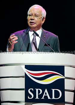 Najib speaks at the Land Public Transport Commission’s Five Year Report launching ceremony, Exhibition and Symposium at the Kuala Lumpur Convention Centre yesterday. — Bernama photo 