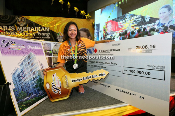 Pandelela poses for the camera after the presentation of incentives in Kuching.