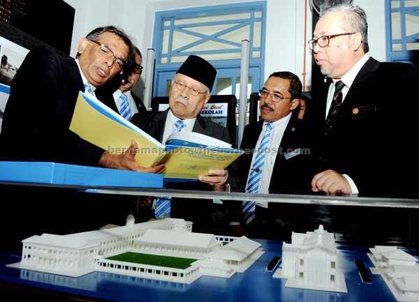 Yang di-Pertua Negeri Tun Abdul Rahman Abbas (third right) being briefed by a former student  Ar. Mohamed Hafiz Mohamed Hashim on a Penang Free School historical background. Also present are Azemi (right) and PFS headmaster, Omar (second right). — Bernama photo