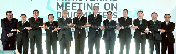 Ahmad Zahid (fifth left) with Singapore Deputy Prime Minister Teo Chee Hean (sixth right) and other ministers at the Asean meeting. — Bernama photo