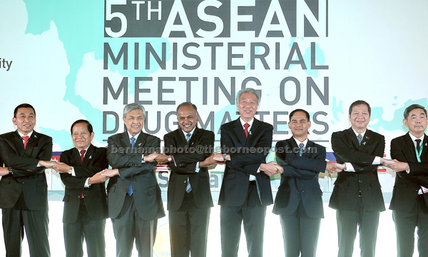 ALBUM: Zahid (tiga kiri) dan Teo Chee Hean (empat kanan) dan para Menteri ASEAN ketika menghadiri Mesyuarat Menteri-Menteri ASEAN Mengenai Isu Dadah ke-5 di sebuah hotel di Singapura semalam. — Gambar Bernama