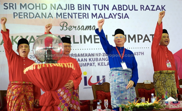 Najib (second right) and other Umno leaders pump fists after launching the Tumpat Umno Division delegates meeting. — Bernama photo