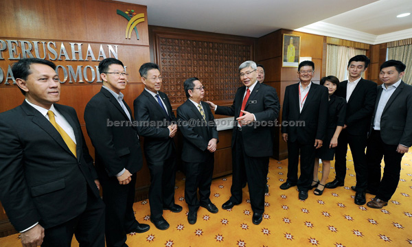 Mah (centre) receives a courtesy call from Malaysian Furniture Council delegation led by its president Chua Chun Chai (fourth left). — Bernama photo