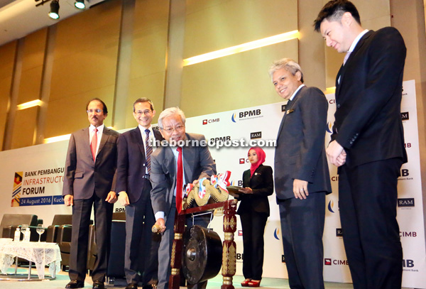 Masing hitting the gong to officially open the forum, witnessed by (from right) Yeoh, Wan Azhar, Mohd Rafidz and Dr K Govindan. — Photo by Muhammad Rais Sanusi