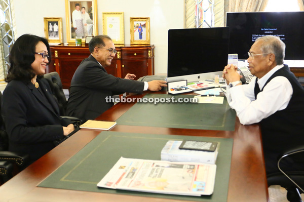 Sabariah and Jaul (second left) sharing a light moment with Adenan. — Photo by Muhammad Rais Sanusi