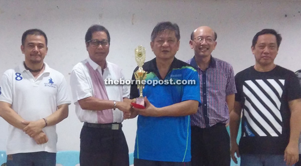 Ting (second left) congratulating men’s open champion Desmond Ling.
