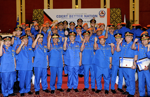 Shahidan (fifth left) with Malaysian Civil Defence Department (JPAM) officers  after  the launching of a logo and the appointment of officers under the CDERT (Civil Defence Emergency Response Team-Better Nation) unit at the Putra World Trade Centre. — Bernama photo