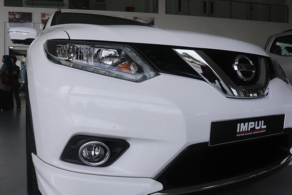 Front angle view of the X-Trail — LED Headlamps with Daytime Running Lights and Fog Lamps.