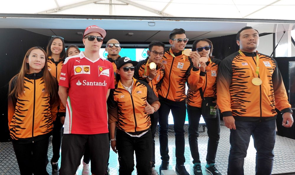 SEPANG, 2 Okt -- Para atlet Paralimpik dan Olimpik Negara tidak melepaskan peluang bergambar bersama pelumba F1 Kimi Raikkonan dari Scuderia Ferrari ketika sesi menandatangani autograf bersama peminat sempena Perlumbaan Formula One (F1) Petronas Malaysian Grand Prix di Litar Antarabangsa Sepang (SIC) hari ini. --fotoBERNAMA (2016) HAK CIPTA TERPELIHARA