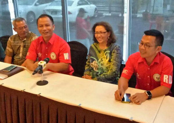 Deputy president of FAS Abdul Wahab (second left) with newly appointed FAS advisor Datuk Hanifah (second right), attending to media questions at yesterday’s press conference after an exco meeting. 