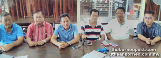 Arsani (third from left) and Sia (third from right) with Tawau Fishermen Association committee members.