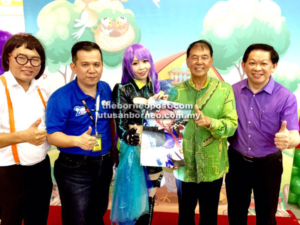 International cosplayer Koyuki Yukihime from Thailand presents a souvenir photo to Piasau assemblyman Datuk Sebastian Ting (second right) who officiated at the closing ceremony on Sunday.