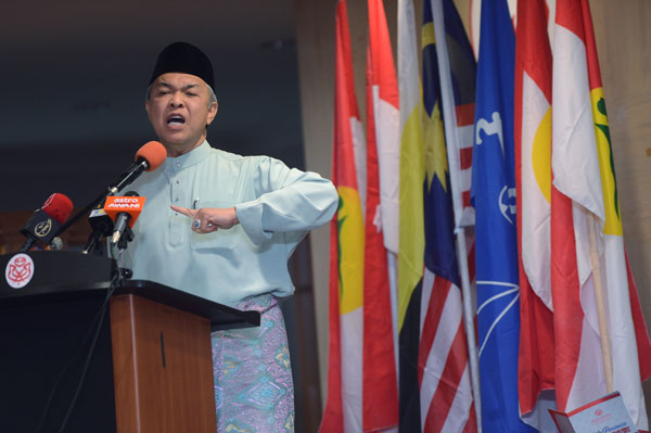 Ahmad Zahid addressing the Ipoh Barat Umno division delegates.— Bernama photo 