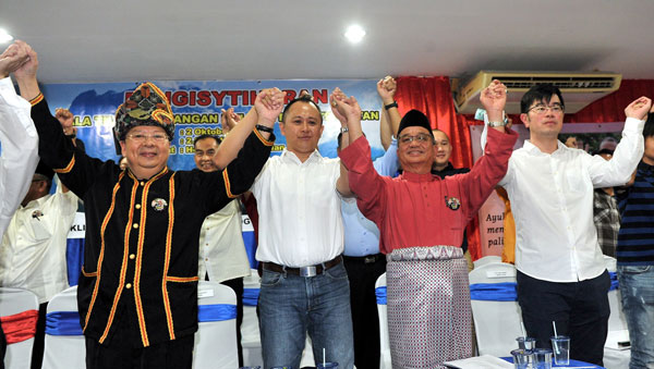 Lajim (second right) with (from right) Junz, Terrance and Maijol at the event to announce their resignation. — Bernama photo