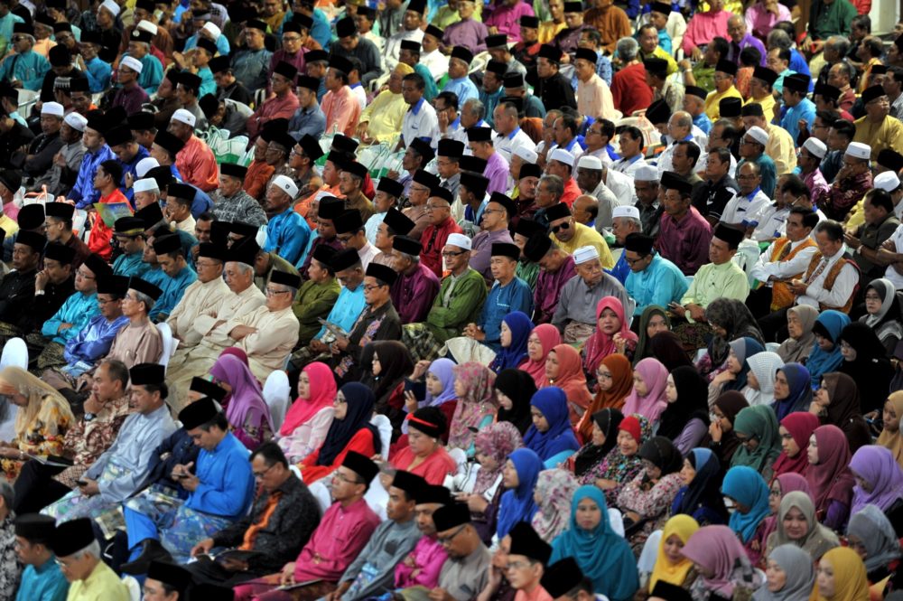 BETONG, 2 Okt -- Sebahagian daripada 2,000 hadirin yang menghadiri sambutan Maal Hijrah 1438H Peringkat Negeri Sarawak yang dirasmikan oleh Yang Dipertua Negeri Sarawak Tun Abdul Taib Mahmud di Dewan Sukan Datuk Amar Stephen Kalong Ningkan hari ini. --fotoBERNAMA (2016) HAK CIPTA TERPELIHARA