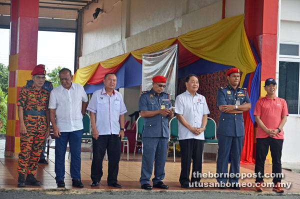 (From right) Hii, Nor Hisham, Wong, Abdul Mutalib, Stanley and Andrew watching the fire-fighting demonstration by longhouse participants.     