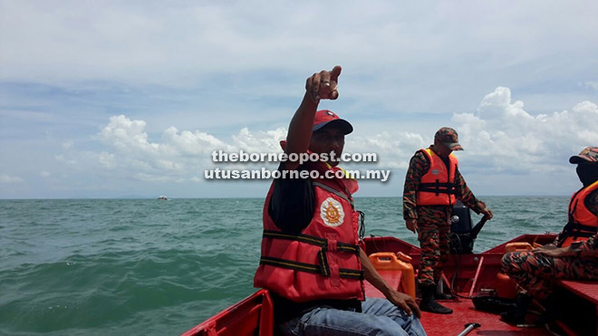 TEMPAT KEJADIAN: Hamddie yang turut sama dalam operasi SAR semalam menunjukkan lokasi kejadian kepada anggota penyelamat.