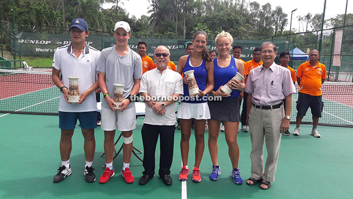 The boys and girls champions (from left) Han, Reynolds, Lexie Stevens and Merel Hoedt with Liew (centre) and organising committee member and SLTA secretary Bernard Chin after the prize presentation on the main court yesterday. — Photo by TH Ting