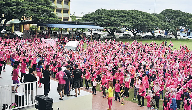 KESEDARAN: Sebahagian para peserta yang menyertai Larian Kesedaran Barah Payudara anjuran Kinabalu Pink Ribbon di padang Perbandaran Tawau semalam. — Gambar Bernama