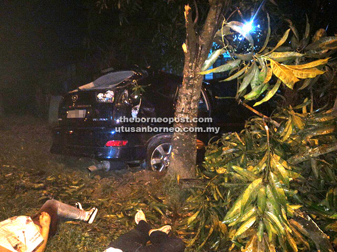 MALANG: Keadaan kenderaan terbabas ke bahu jalan sebelum melanggar pokok mengakibatkan dua maut, dua cedera dan seorang lagi penumpangnya cedera parah.