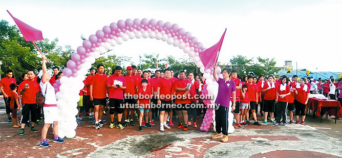 SEDIA: Dr Ngian (kanan) dan Yap (kiri) melakukan simbolik pelepasan peserta Pink Run 2016 di Taman Tasik Sibu, kelmarin.