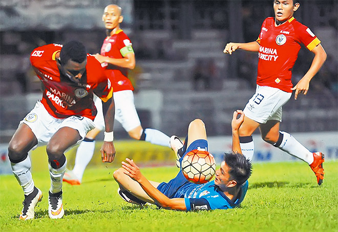 TANGKAS: Pemain pertahanan import Sarawak, Teah Baysah Dennis (kiri) mengasak pemain PDRM pada saingan Liga Super di Stadium Negeri, Kuching malam tadi. Sarawak menang 2-1 ke atas PDRM. — Gambar Bernama