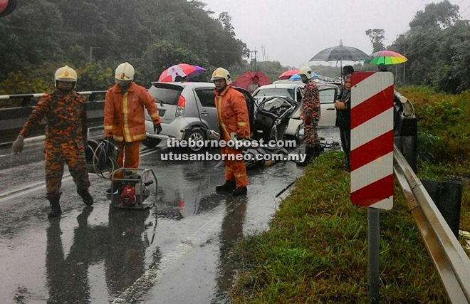 MAUT: Pasukan bomba berjaya mengeluarkan mayat mangsa yang tersepit, sebelum mayatnya dibawa ke Hospital Miri.