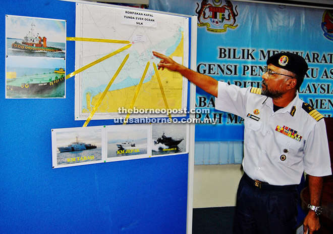 DI SINI: Kapten Aminuddin menunjukkan lokasi rompakan dan aset yang dihantar oleh APMM ke lokasi kejadian.