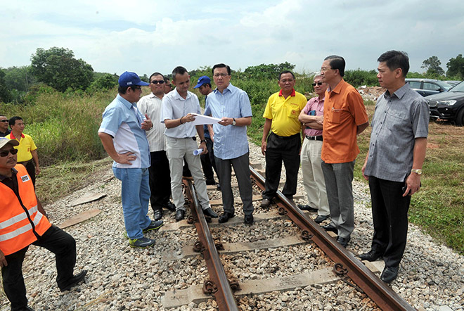 Liow (fifth right) with Tai Poh Yah Worshippers Organisation chairman Datuk Tan Keng Choo (fourth right) and others visit the buffer zone site. — Bernama photo