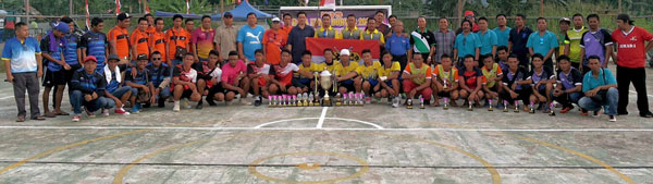 The organising committee in a photo call with players of Zone Sundar – champion of the Lawas takraw Closed.
