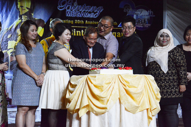 Lau and management staff cut Bintang’s 20th anniversary cake. 