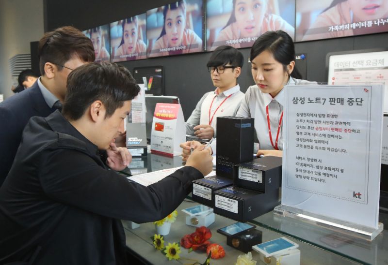 Customers return their Samsung Note 7 smartphones at a dealership in Seoul on Oct 13, 2016. AFP Photo