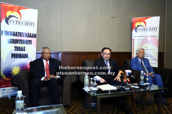Yaacob (centre) speaking during the press conference. With him are EAIC vice-chairman Tan Sri Dr Zulkefli A Hassan (left) and EAIC commissioner Dato Sri Robert Jacob Ridu. — Photo by Muhammad Rais Sanusi