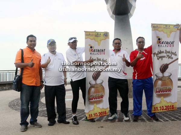 Pak Sabri (third left) together with Mohammad Noor (second left) and others giving their thumbs-up to kelutut honey. 