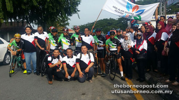 The DOE officers comprising Azuri Azizah (standing front, second right) and Ismail (standing seventh left) in a group photograph with the Kayuhan Hijau 24 Jam participants prior to flag off.