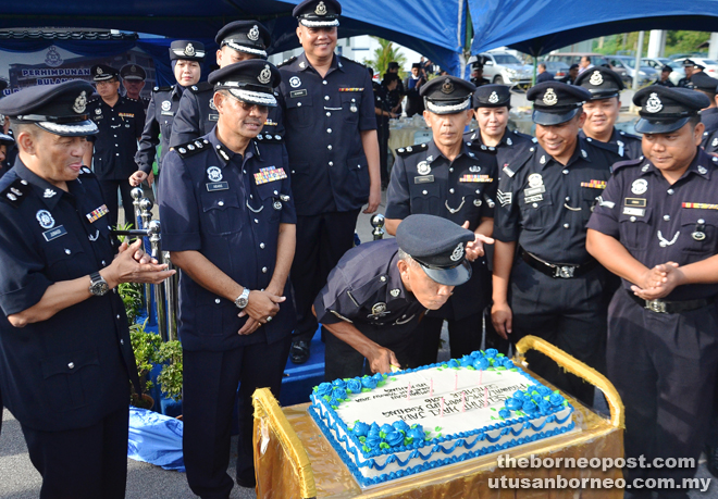 Abang Ahmad (second left) and others at the monthly parade to celebrate the birthdays of police personnel from the district headquarters who were born in September.