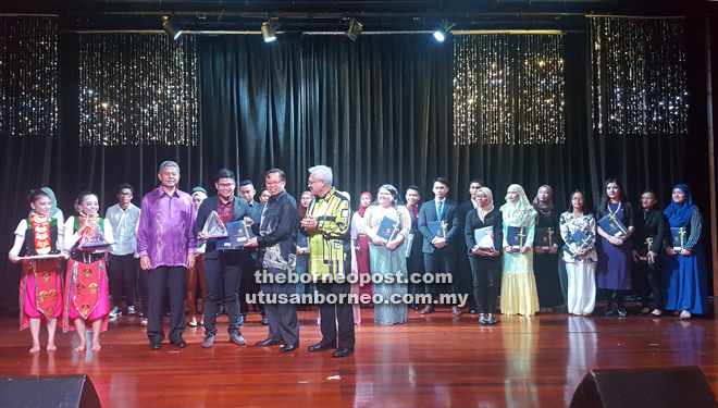 Abang Johari presents Mohd Hafiz with his award. Also seen from front right are UiTM Sarawak rector Prof Datuk Dr Jamil Hamali and deputy rector for student affairs Associate Professor Dr Wan Akil Tuanku Abdullah