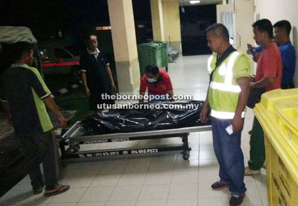 Police sending the deceased body to Keningau Hospital for autopsy.