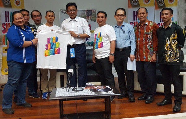 Abdul Karim (centre) holds a t-shirt for the NSD 2016 after the press conference yesterday. Also seen are Zaini (fourth, left), Liew (third, right) and others.