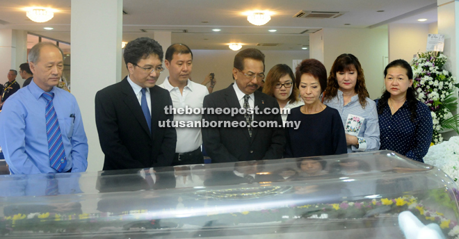 Musa (fourth from left) paying his last respects to the late Henry Chin, Seen with him are Chin's widow Puan Sri Shirley Cheng Hua Chien (third from right), Raymond (second from left) Edward Yong Oui Fah (left), Chin Chi Ling Alexander (son of Henry, third from left), Melissa Chin Fui Yee (Henry's daughter, fourth from right) and Datin Mary (second from right) at Fook Lu Siew yesterday morning.  