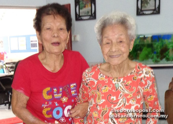 Early birds registering at the centre – Lim Soh Ting (left), aged 84 years, and Tan Hui Sim, aged 88 years.